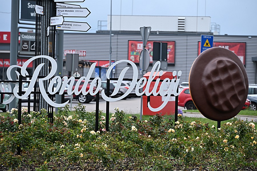 Słodkie rondo w Płońsku. Nosi nazwę ronda Delicji.